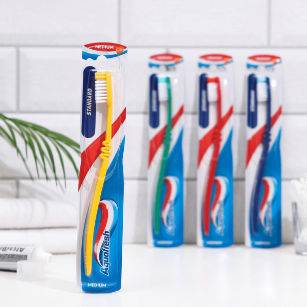 Щетка зубная Aquafresh Standard средняя 577553 (Ф2)