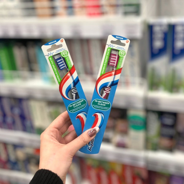 Щетка зубная Aquafresh In-between Clean средняя 577799